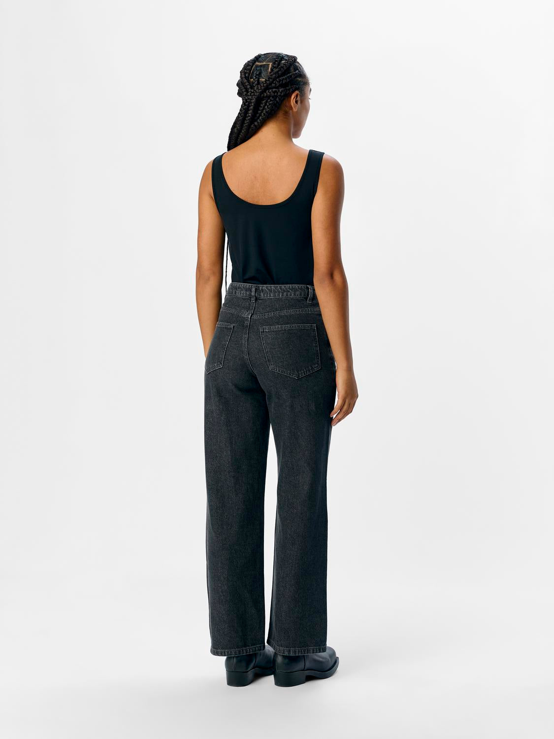 model_shot-back